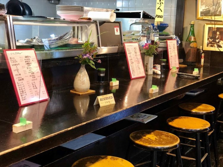 ほんのちょっとしたきっかけから会話が始まるのがカウンターの素敵なところ。常連さんの話を聞くのも楽しみのひとつ。