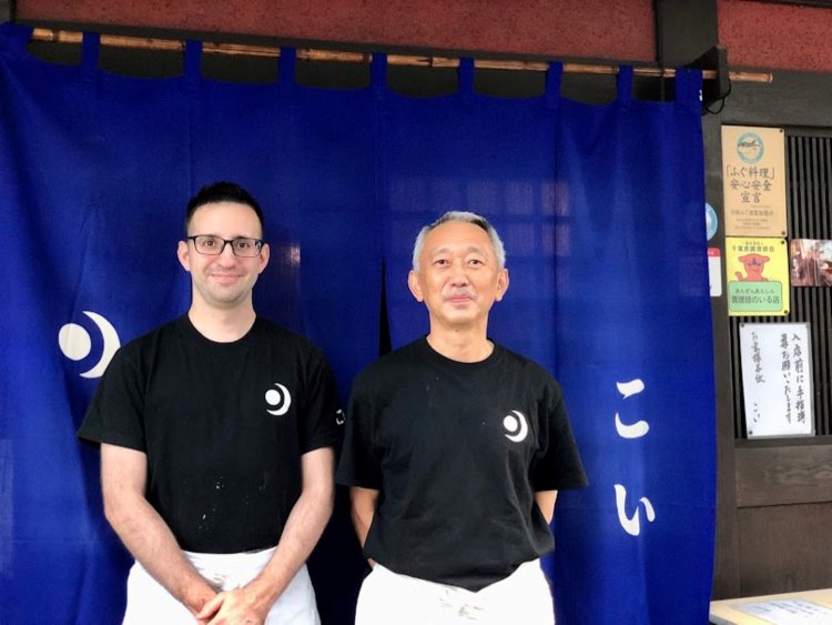 村山さんお気に入りの暖簾の前で。