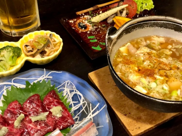 にこみ鍋は現在は器で提供している。とろくじら刺を今まさに旬のさんま刺と一緒にいただいた。