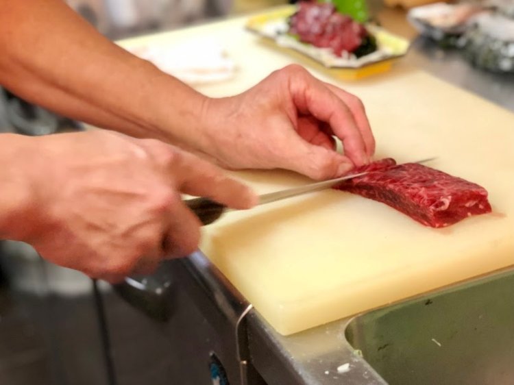 とろくじら刺なんてなかなかお目にかかれないメニューだ。