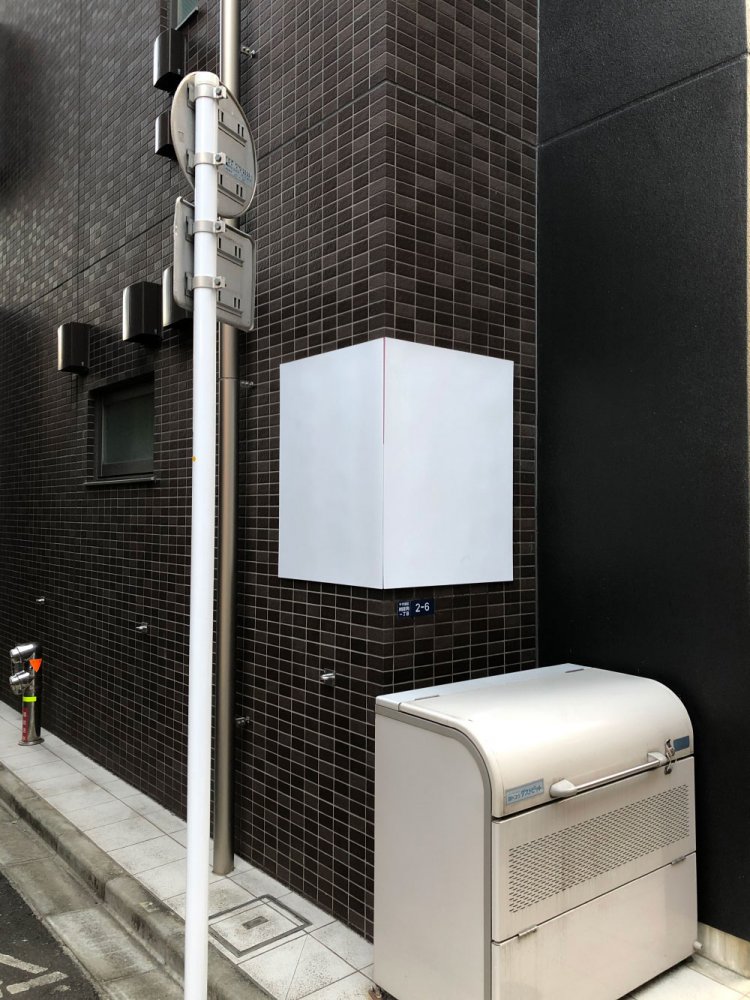 Hovering giant sugar cube《浮遊する巨大角砂糖》