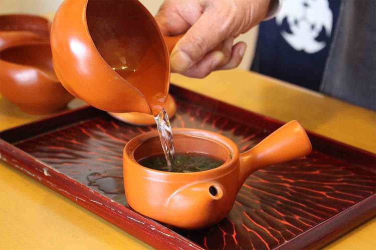 70～80℃に冷ました湯を注ぐ。