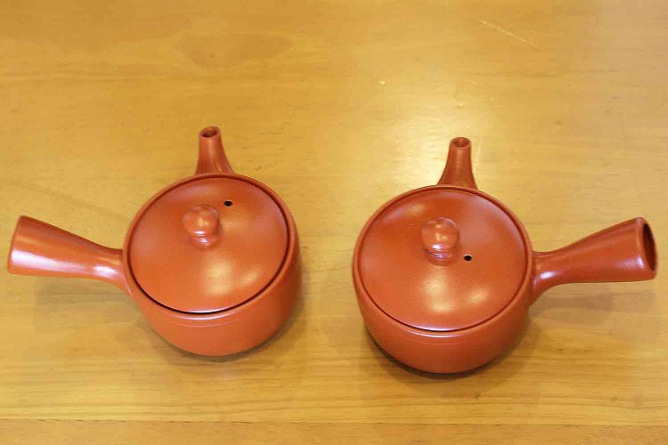 常滑焼の急須。左は右利き用。右は『福泉茶店』オリジナルの左利き用。