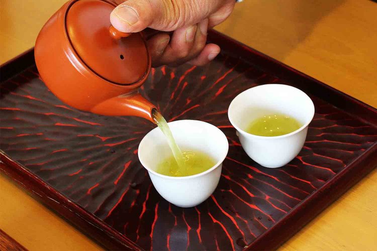 濃さが均一になるよう交互に注ぐ。