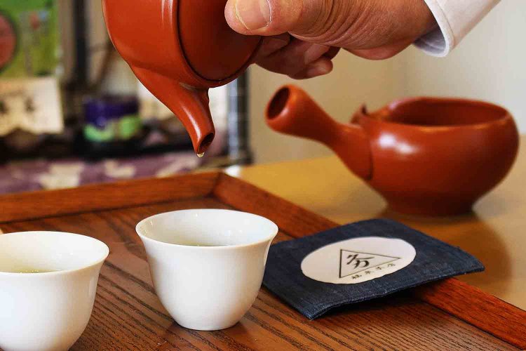 最後の一滴まで絞りきるように注ぐ。