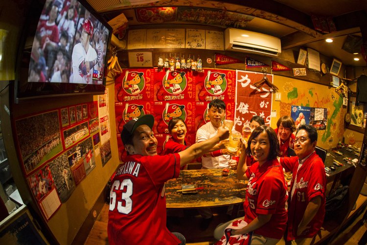 予約し来店するカープファンも多い。