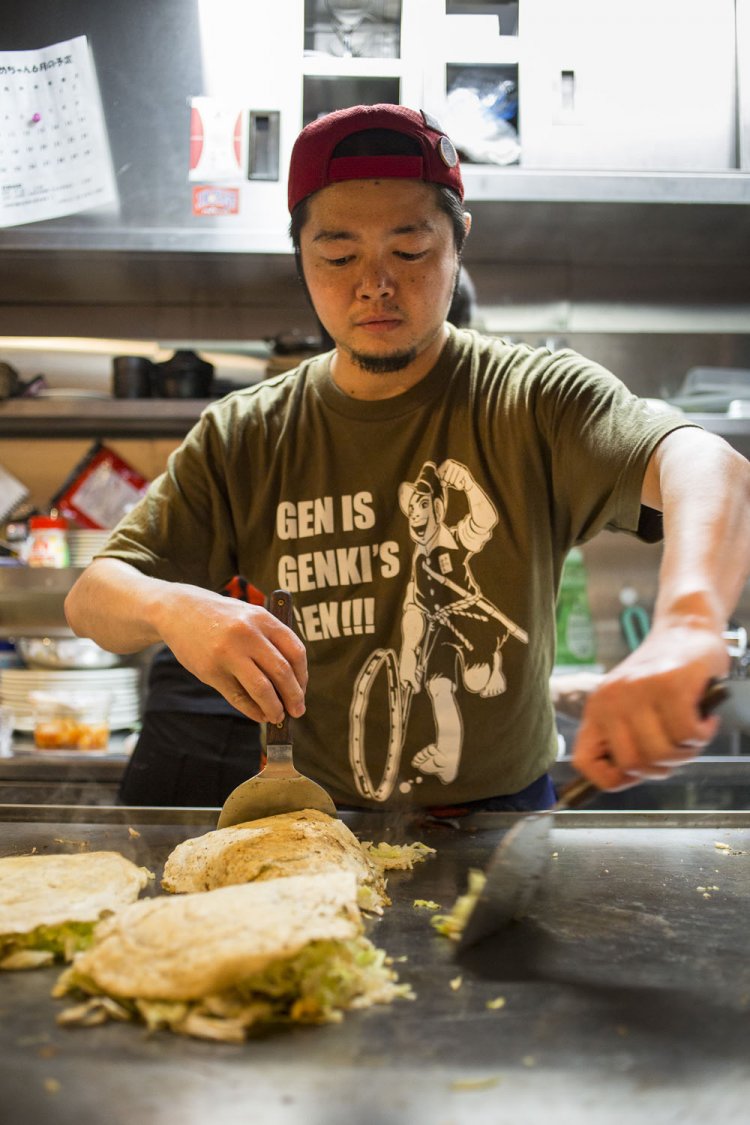 同時に何枚も焼きまくる、店主こめちゃん。