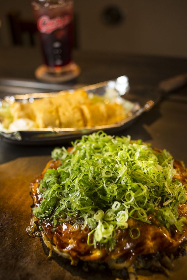 肉玉850円。定番そばのほかにうどんもある。鉄板で作るたまご焼き380円。カシスを使った鯉するカープ女子500円などカープドリンクも充実。