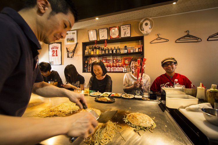 ゆったりしたカウンターで野球トーク。