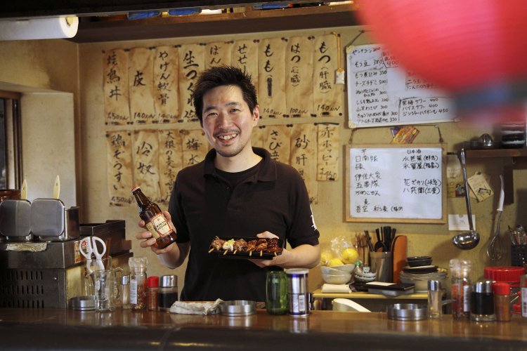 小西さん。仲良く喋っている客がいるなと思ったら、近くの酒場の店主だった。よくサボりに来るらしい。