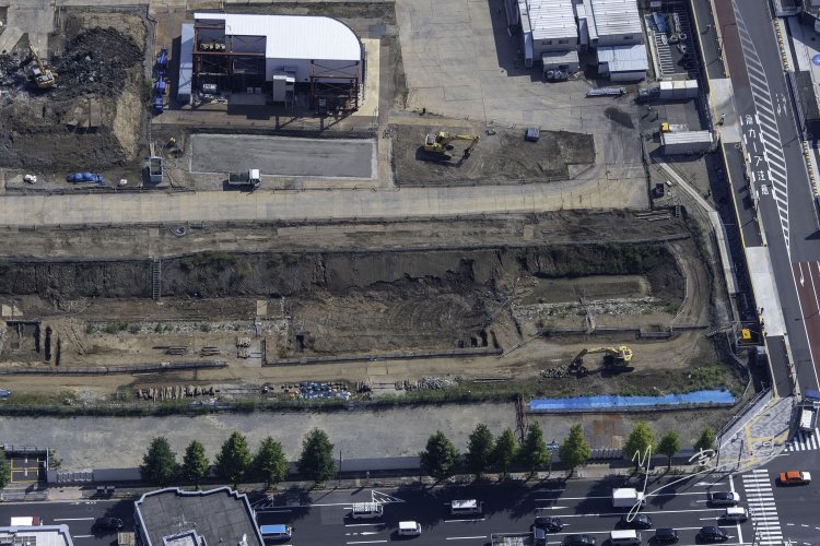 信号機土台より南側の築堤。西方向から撮る。この築堤も解体される。2021年10月6日撮影。