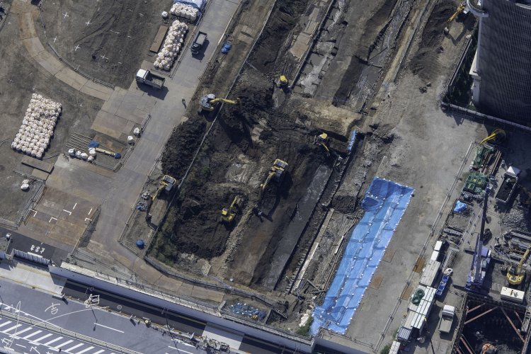 上写真を北西側から。石垣はほぼ判別しにくくなったが、写真を拡大すると作業員の姿が確認でき、その付近に「歯」のように石垣が並んでいて、その部分が開業時の石垣である。2021年10月6日撮影。