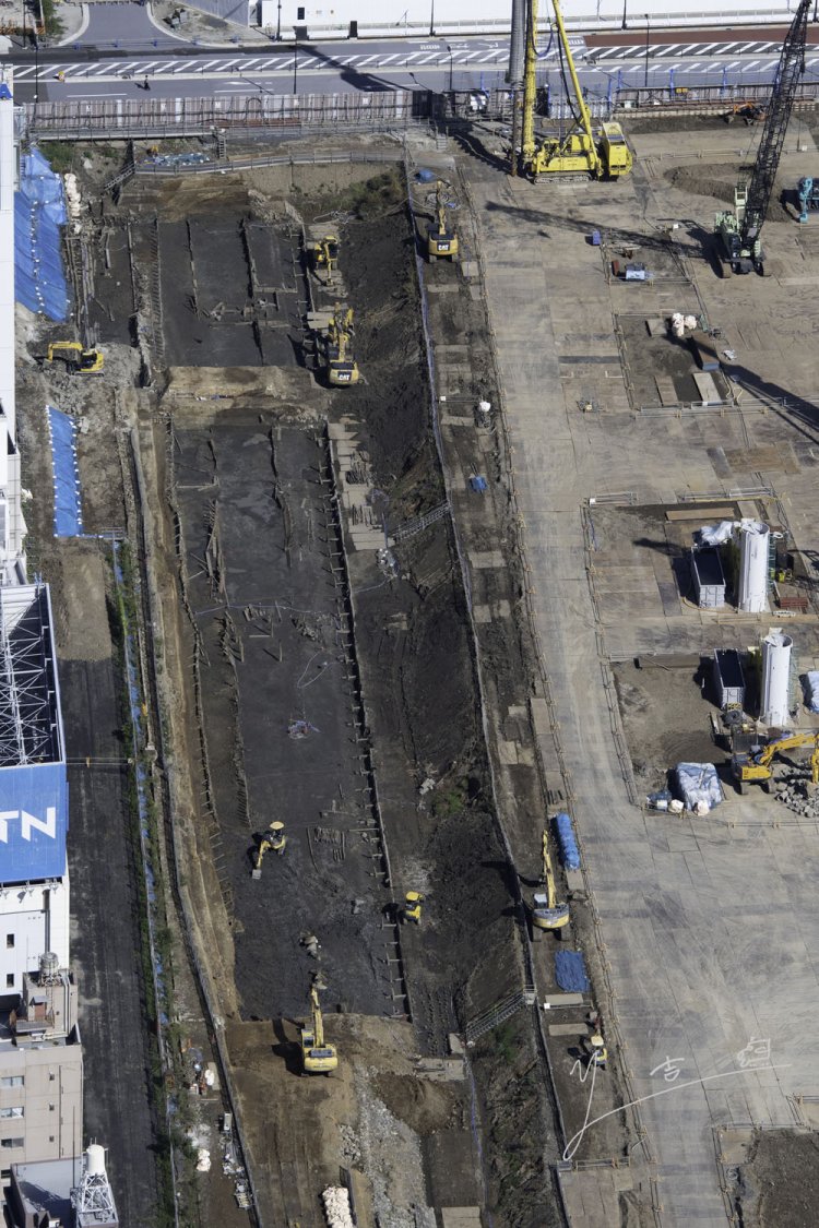 上写真を南方向から。写真上部分にショベルカーが２台縦列しており、その部分が海側石垣の土台部分（留杭）のあった場所だ。2021年10月24日撮影。