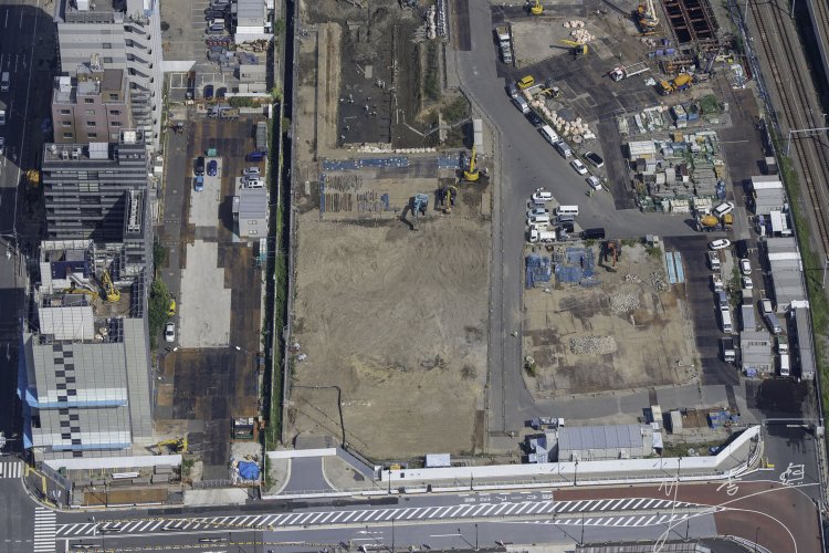 第７橋梁が埋まっている箇所。発掘後に調査を終えて埋められ、ビル建設用の駐車スペースなどとなった後、再び掘削して史跡保存される。2021年10月6日撮影。