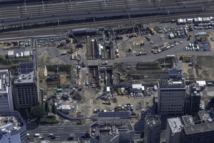 上写真を西側から撮る。ガードのあった道はかろうじて判別できる。左手の小公園は「高輪大木戸」の跡。2021年10月6日撮影。