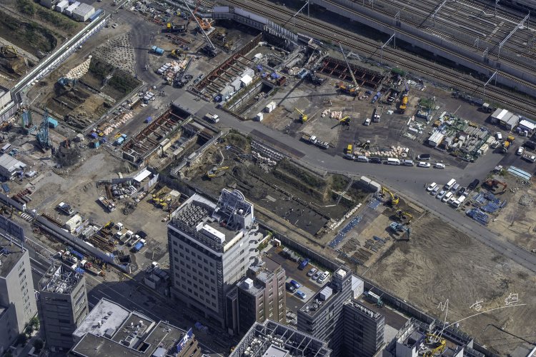 上写真を北西方向から撮る。右側は第７橋梁。３街区と呼ばれるエリアで橋梁保存のためにビルが設計変更され当初計画よりも４m東側へ移動する。2021年10月6日撮影。