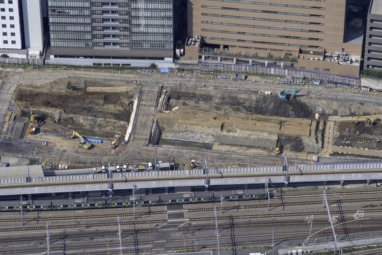 京浜東北線が立体交差する辺りは１街区だ。ここも記録保存となり築堤は解体される。2021年10月6日撮影。