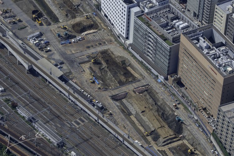 上写真を北東から撮る。１街区の築堤は解体されるが写真上部分に写る築堤は２街区の公園部分であるために現地保存となり、第７橋梁と共に史跡として見学することができる。2021年10月6日撮影。