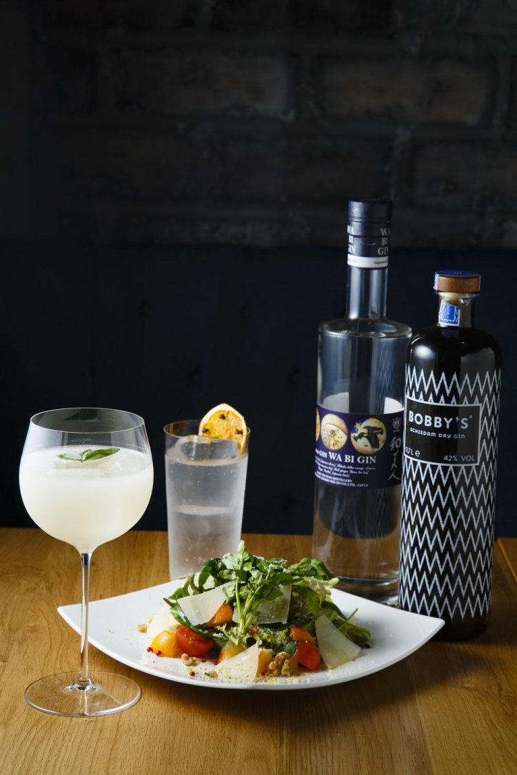 甘酒とサンショウの和美人トニック1550円（左）、オランダのジン、ボビーズのジントニック スキーダムスタイル1450円。フレッシュフルーツ ハードチーズMIXハーブのサラダ仕立て1300円。