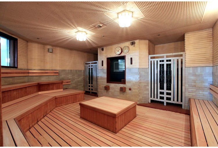 高温サウナは、ゆったりとした造りのコの字のレイアウト。