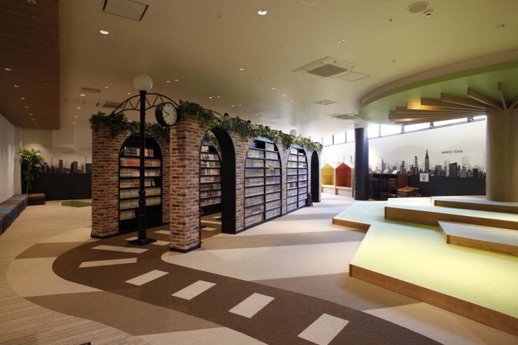 2階のマンガ本コーナーと合わせて1万5000冊のコミックがそろう。