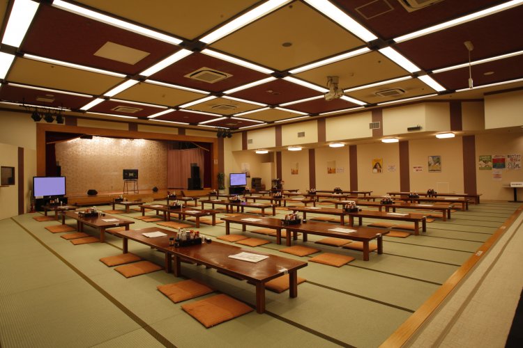 和洋中、多彩なメニューがそろう「遊食処くすのき」。奥に焼肉コーナーもある。