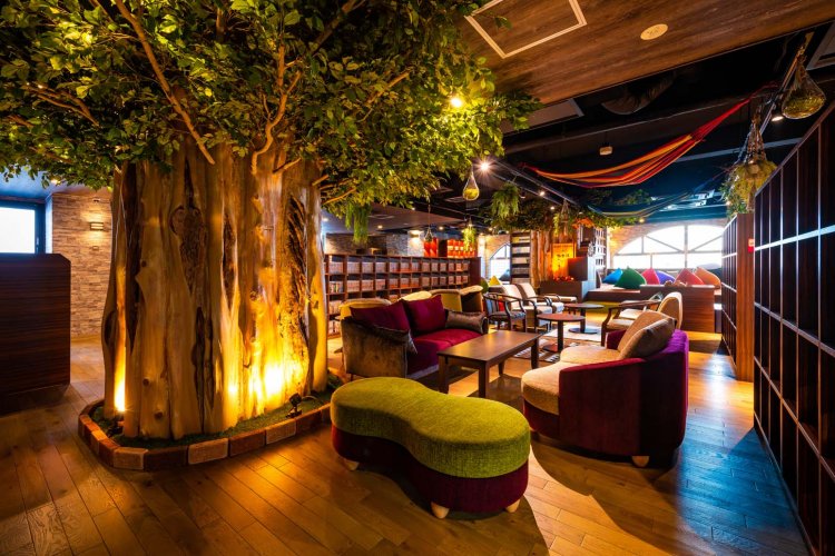 4階は、大樹をモチーフにしたオブジェがくつろぎの空間を演出する。