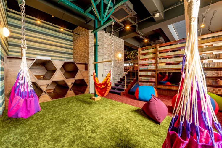 ハンモックに包まれたり、蜂の巣に寝ころびながらマンガを読むのも楽しそう。 