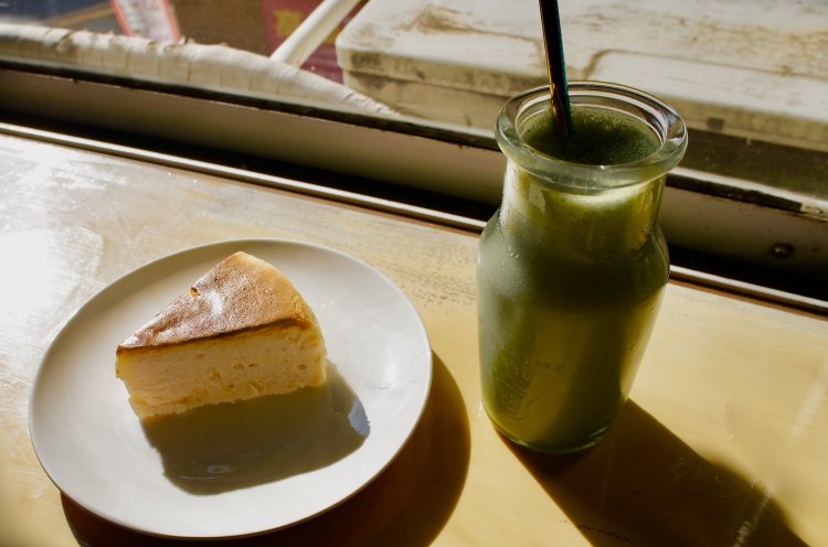 フローズンチーズケーキ600円、宇治抹茶ラテ600円。ケーキも全て自家製だ。