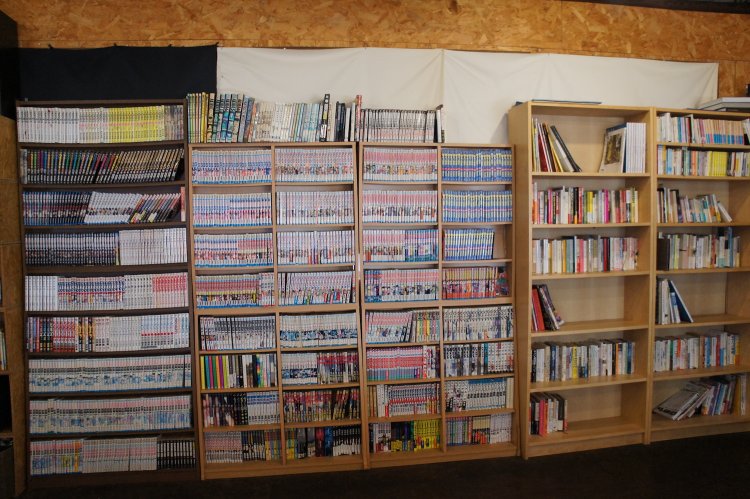 1000冊以上の蔵書は、常連さんの寄贈品も。絵本もあるので、子どもも楽しめる。