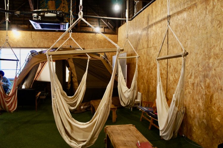 ハンモックのショールーム機能を兼ねているので、購入希望で訪れる人も。