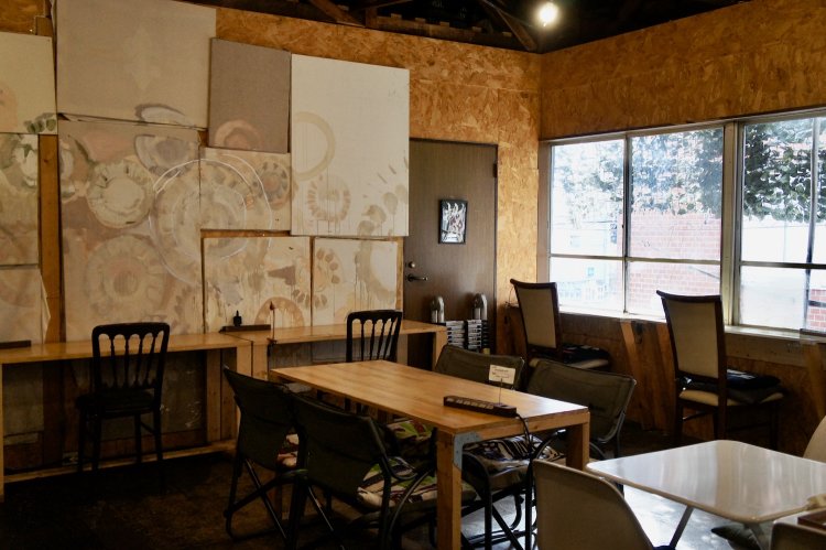 コワーキングスペースは、1人席から4人席まで豊富に揃う。