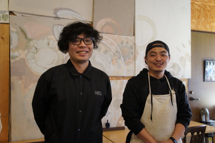 左から店主の上原さん、小長谷さん。自由とアウトドア、そして三鷹を愛する2人だ。