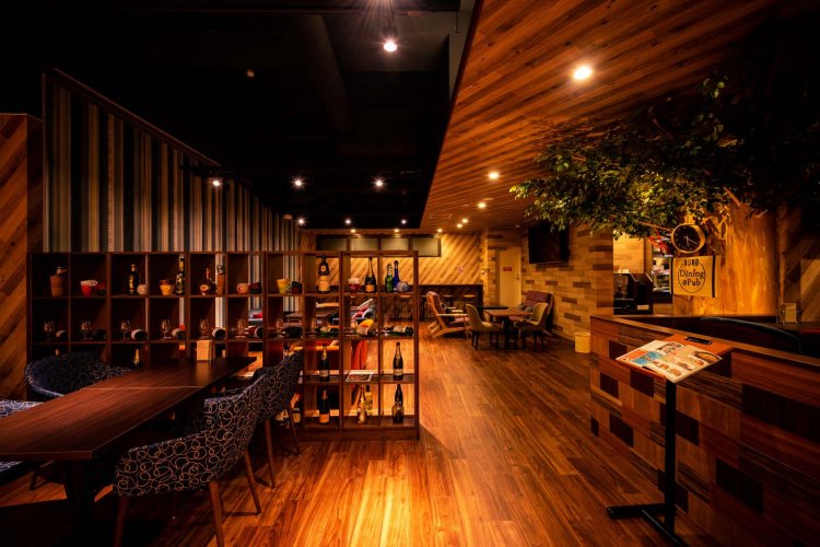 レストランはおしゃれなカフェのような洗練された空間。