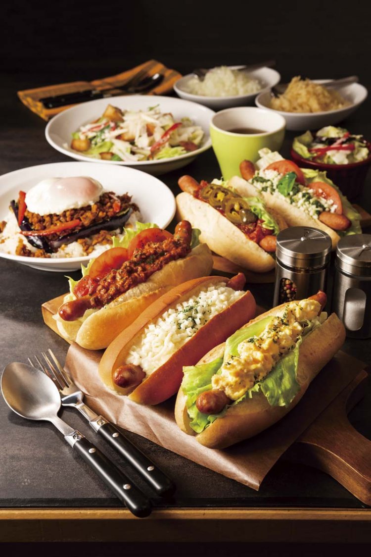 1010（銭湯）ドッグは、プレーン、Wチーズ、メキシカンサルサなど5種類あり、528円〜。