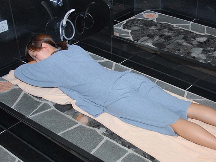 岩盤浴では温められた天照石に寝転び、じっくりと汗をかけば、身体の内側からきれいになっていくような気がする。 