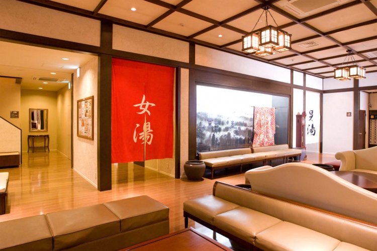 館内は和風のインテリアで、ロビーの奥、左が女湯、右が男湯となる。