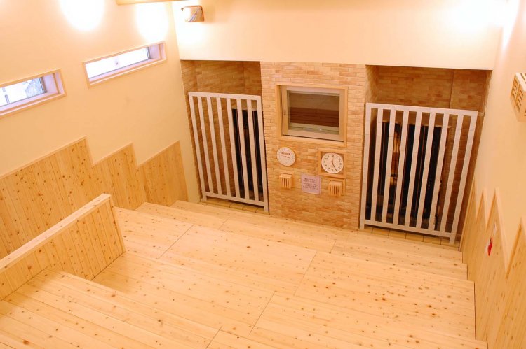 サウナは、好みの温度を体感できるように高低差のある階段状になっている。
