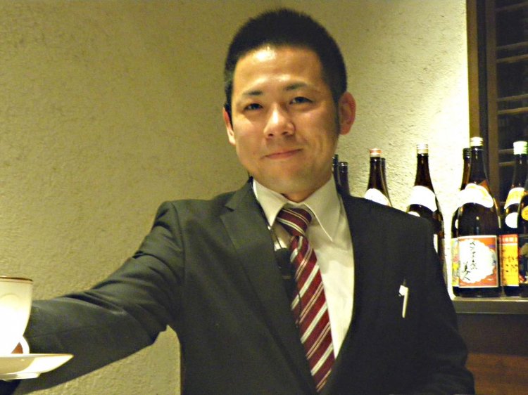 「大人の隠れ家として癒やしの空間づくりを心がけております」と話す岩井副支配人。