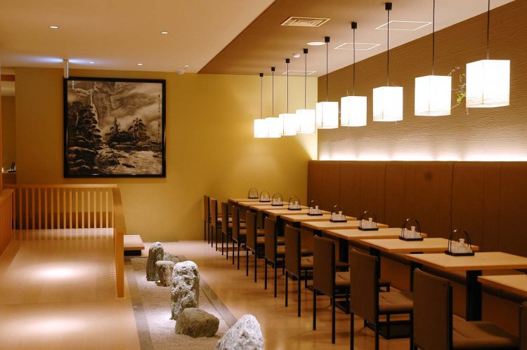 1階のレストランは、カウンターやテーブル、宴会席などがあり、人数や目的によって使い分けができる。