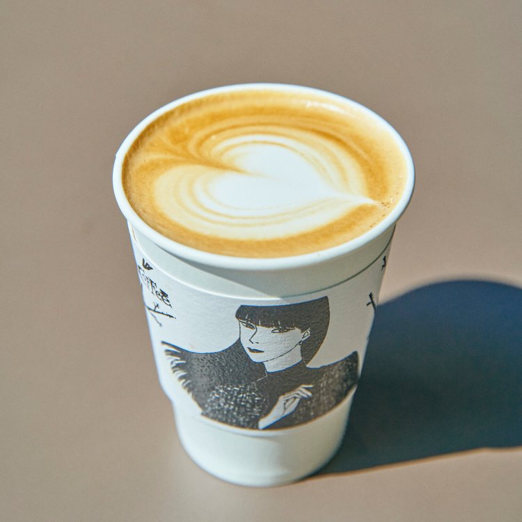 カフェラテ 420円。 「スリーブのデザ インは季節で変えているよ」。