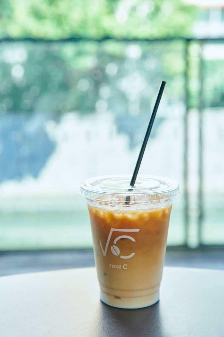 アイスカフェラテ インドネシアSGL 450円。ラテメニューはマーチエキュート神田万世橋限定。