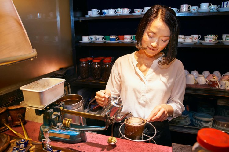 「日によって違う風味の一期一会を楽しんでね」。と三輪さん。アンティークのような豆挽きや秤などは今も現役。