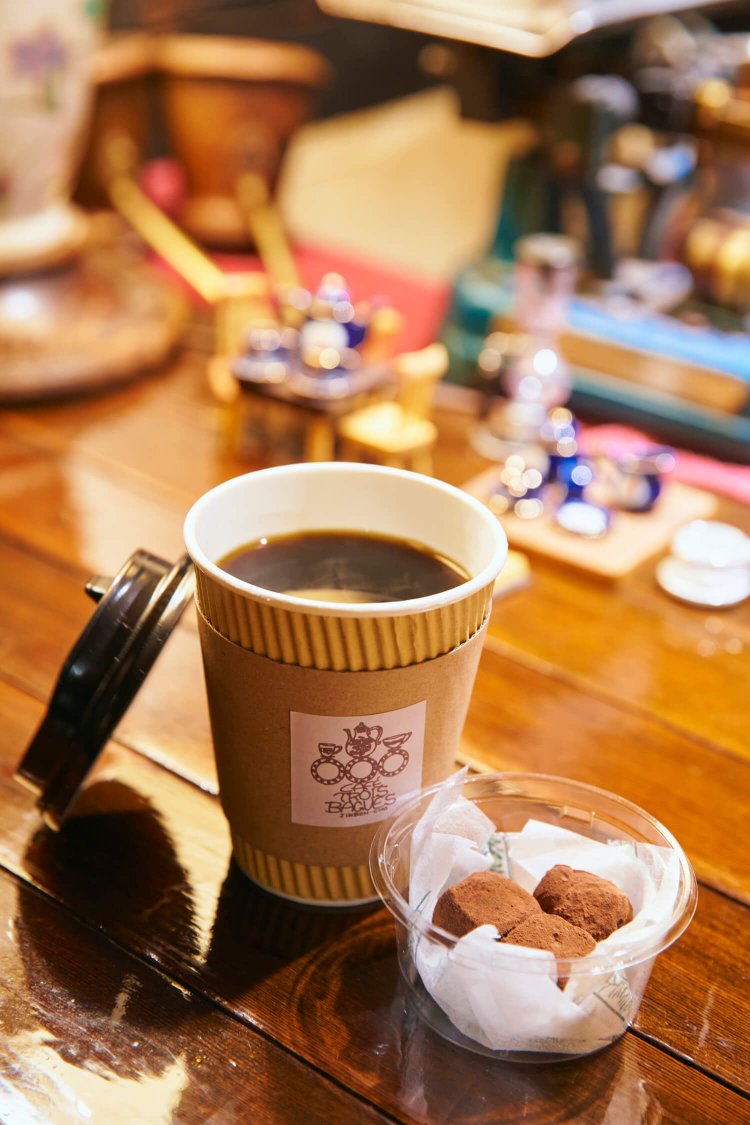 トロワブレンド 350円とトリュフチョコレート 300円。