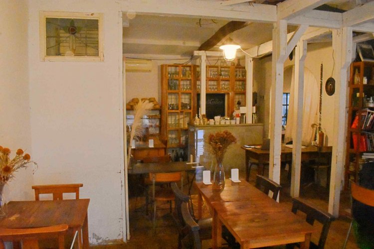 オーナーのセンスが光る内装。ヨーロッパのあちこちで買い集めたアンティークが飾られている。