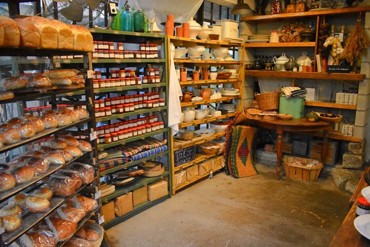 パン、雑貨、コスメ……とにかくいろいろなものが陳列されている、楽しい空間！