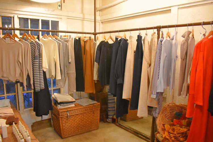 自社ブランド、「THE FACTORY」洋服。レディスとメンズ両方あるので、カップルでの利用も。