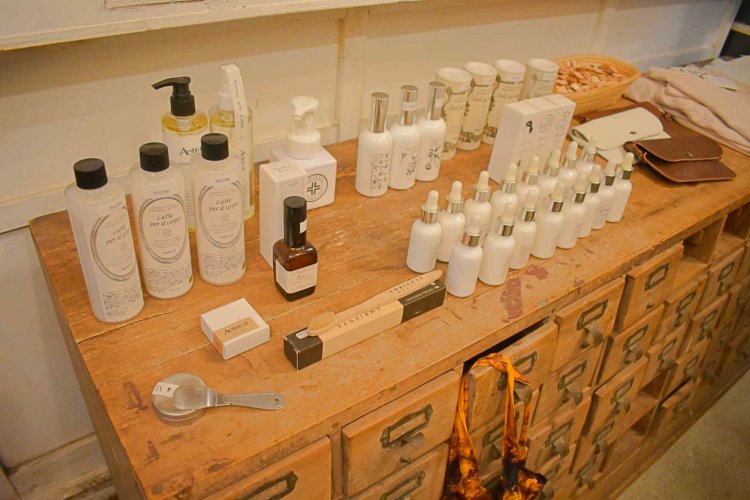 「AMBIENTE」は、埼玉にある自社工場で手作りした、オールハンドメイドのナチュラルなアロマシリーズ。