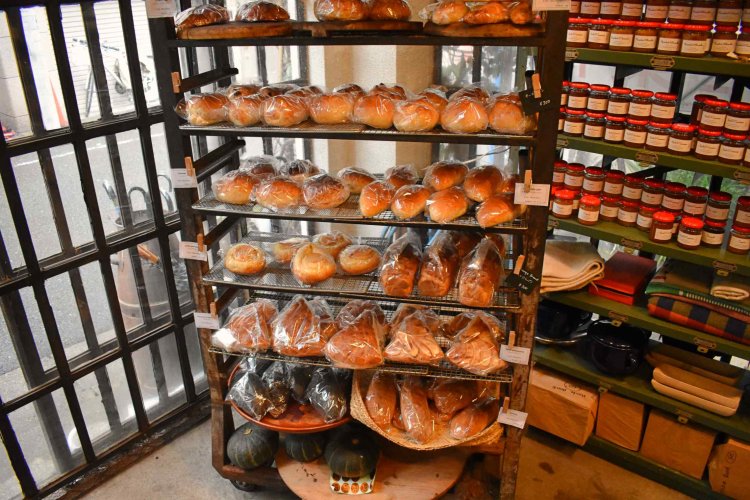 店内のキッチンでシェフが毎日焼く、10種以上のパンがここに並ぶ。食パン1斤756円などの定番のほか、オレンジのパン324円、りんごのタルトパン342円など、種類も豊富。