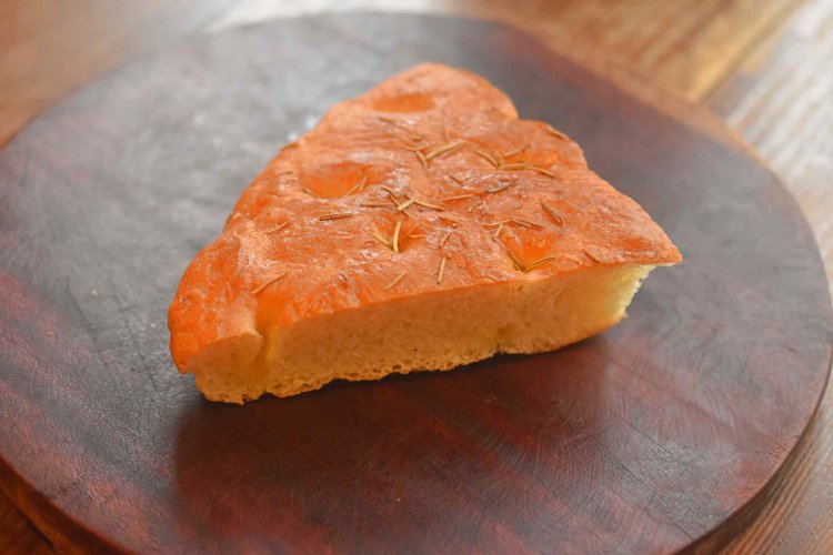 5㎝ほどのしっかりと厚みのある、フォカッチャ。「上に散らした、焦げてカリッとした食感になったローズマリーがアクセントです」（松本さん）。